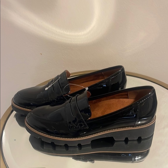 Vionic Black Leather Loafers with Textured Finish - Picture 2 of 5